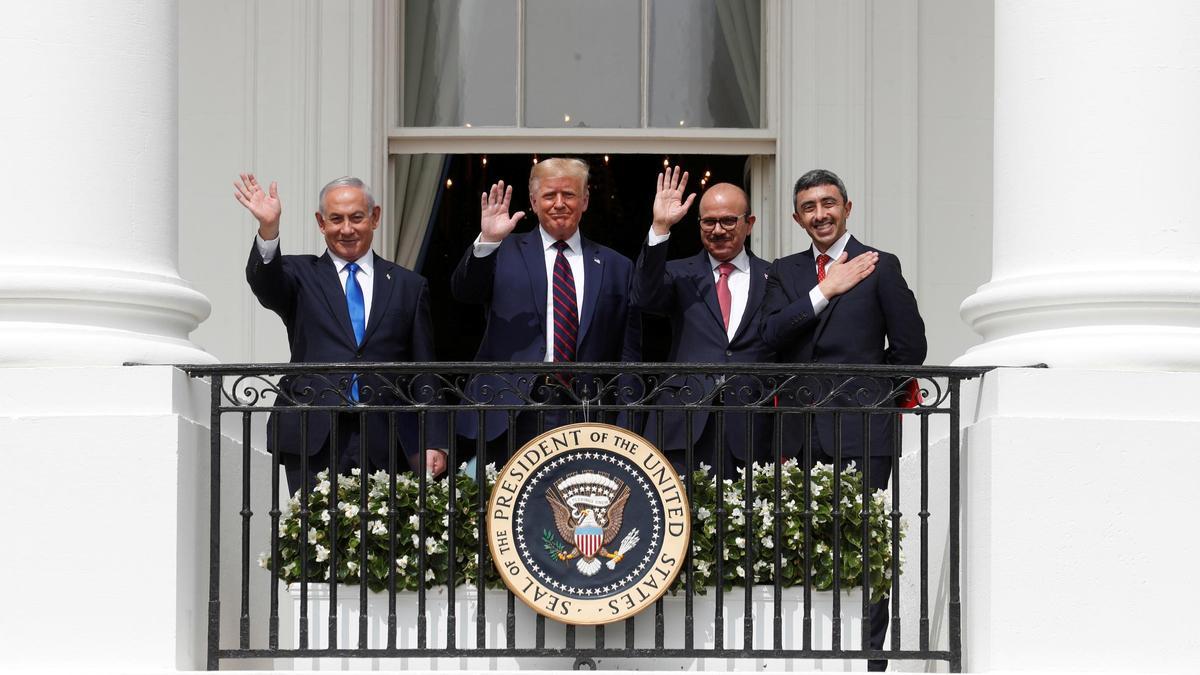 El primer ministro israelí, Binyamín Netanyahu; el presidente de EEUU, Donald Trump, el ministro de Exteriores de Baréin, Abdullatif Az Zayni, y el de Emiratos, Abdullah bin Zayed, saludan desde el balcón de la Casa Blanca tras la firma de los Acuerdos de Abraham el 15 de septiembre de 2020.
