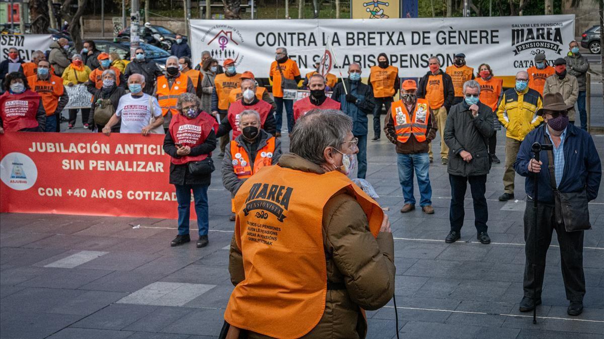 Barcelona 07 12 2020 SOCIEDAD   Concentracion de MAREA pensionistas en plaza universidad  AUTOR  Manu Mitru