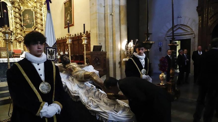Un intenso Viernes de Dolores con una noche marcada por los vía crucis anuncia la Semana Santa de Córdoba