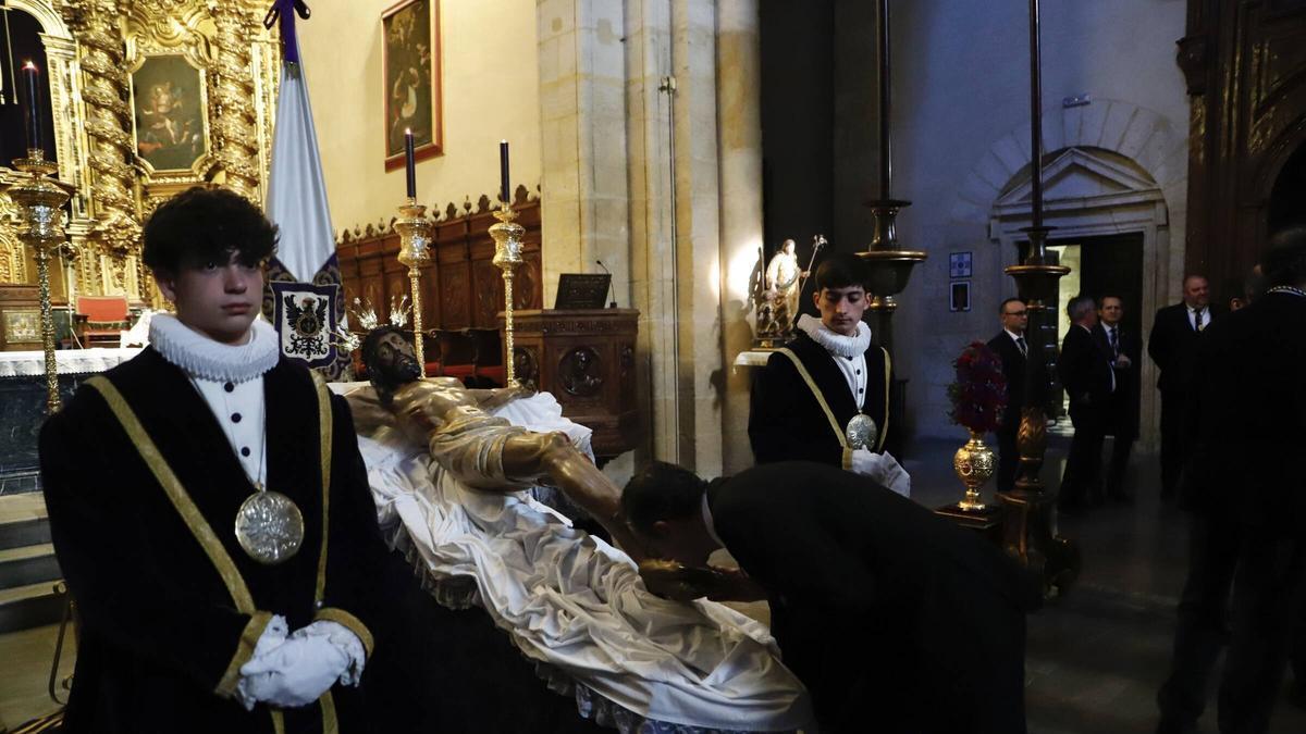 Los vía crucis del Viernes de Dolores en Córdoba, en imágenes