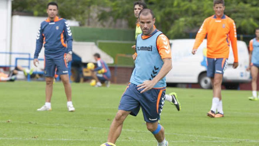 Apoño controla un balón durante un ejercicio en el entrenamiento de ayer. | quique curbelo