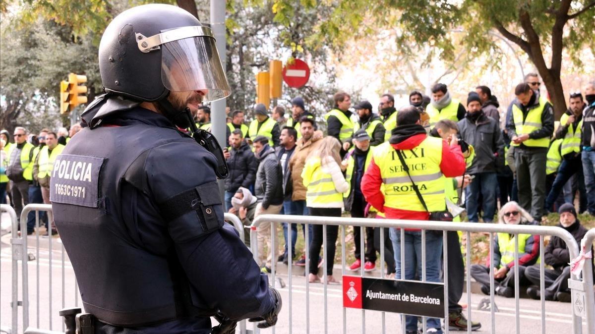 Los taxistas ya están concentrados frente al Departament de Territori.