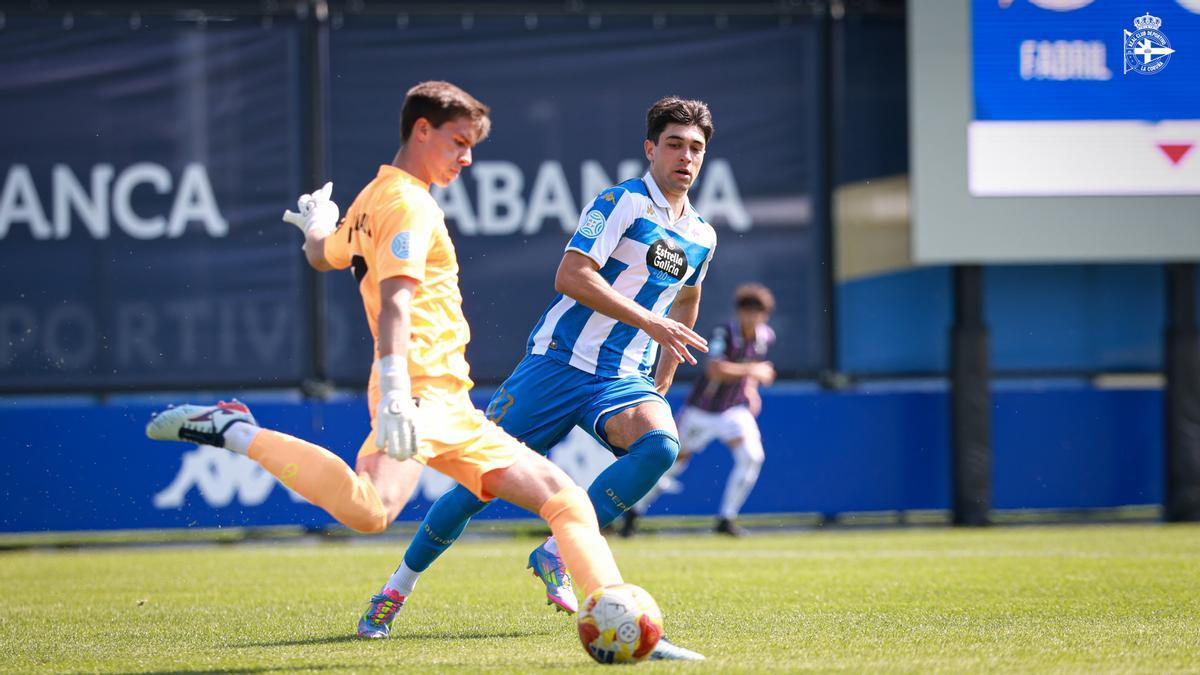 Iker Gil pelea por un balón durante el partido del Fabril