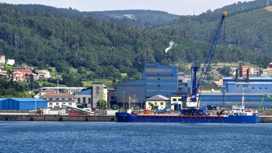 Un barco atracado en el puerto comercial de Brens, donde está ubicada la factoría de Xeal. ferroatlántica