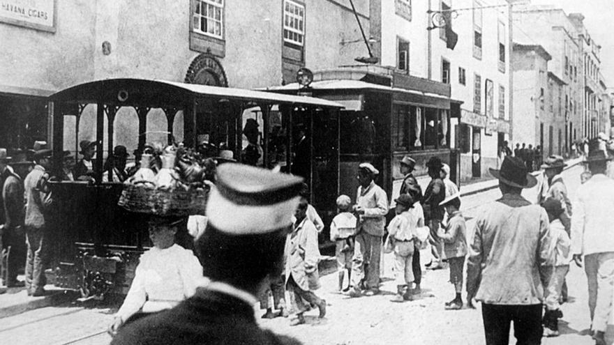 Antiguo tranvía con jardinera en la calle del Castillo en el año 1901. | E. D.