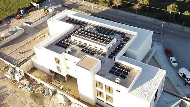 La nueva sede de Protur Hotels en Cala Millor, cuyas obras ya estÃ¡n finalizando, dispone de placas solares en la cubierta.