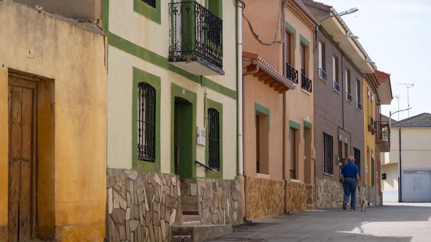 Una persona mayor camina por un pueblo de Zamora.