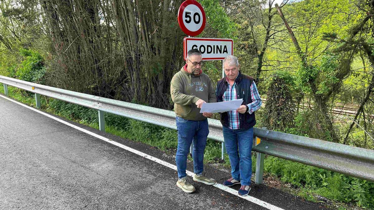 Por la izquierda, Pergentino Martínez y Raimundo Díaz, en la zona donde se desarrollarán las obras.