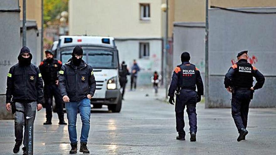 Agents dels Mossos, en plena operació policial contra el tràfic de drogues a Badalona.