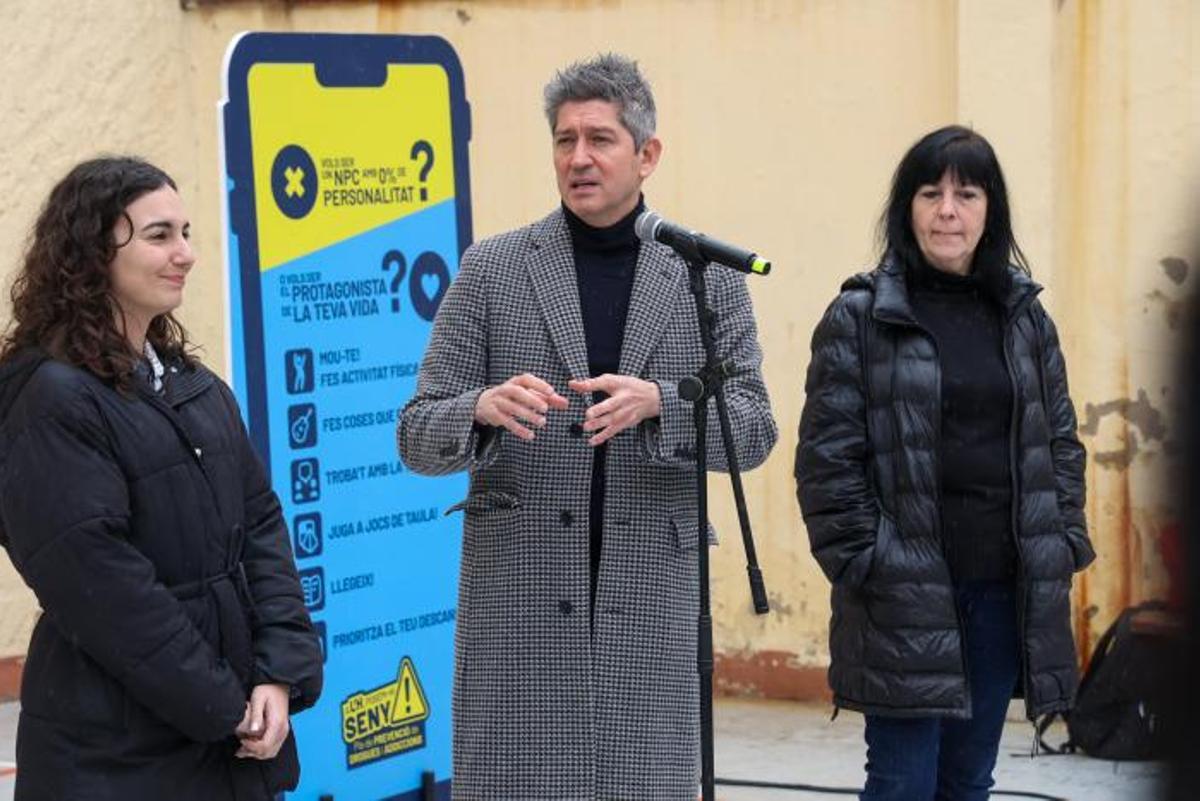 Laura García Manota, David Quirós y Gemma Garcia, durante la presentación campaña de L'Hospitalet para combatir el uso abusivo de las pantallas entre adolescentes y jóvenes