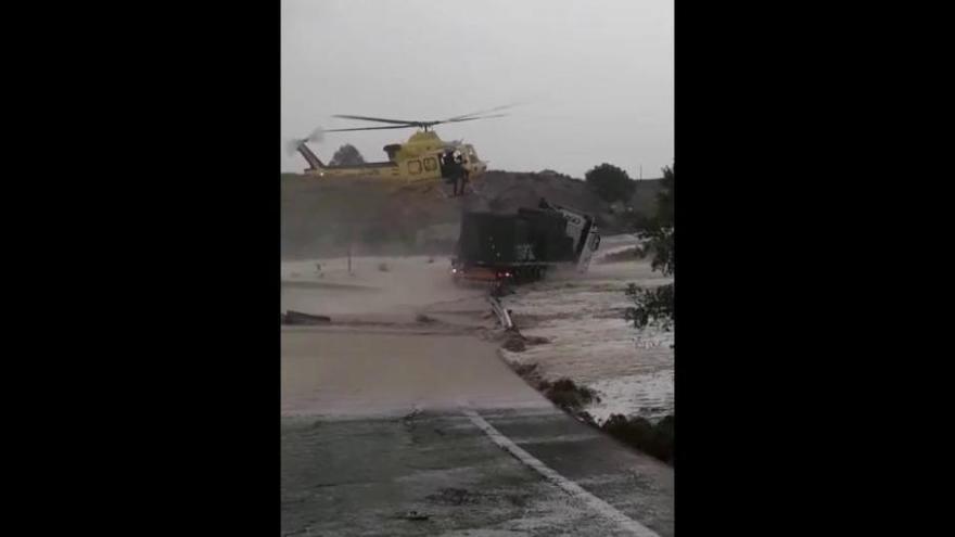 Rescate en helicóptero a un camionero atrapado por la gota fría en una rambla de Fortuna