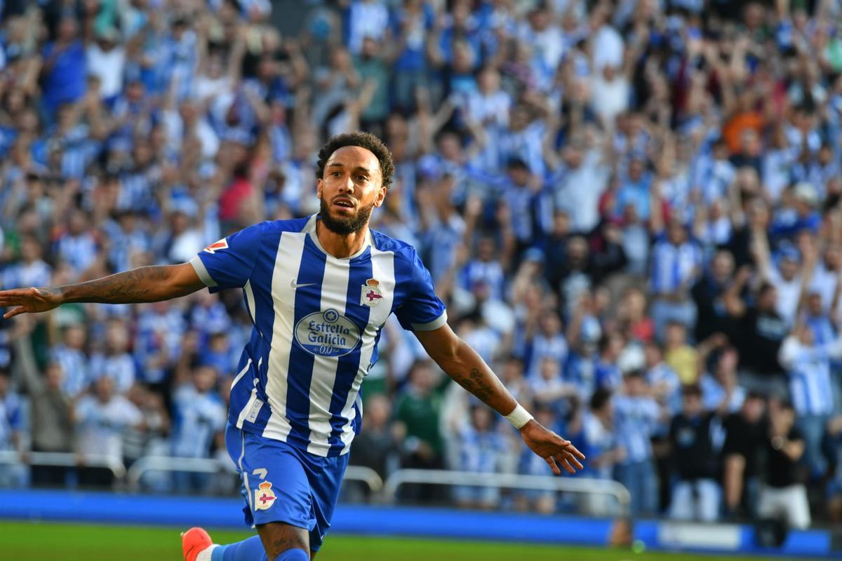 Aubameyang celebra su gol contra el Valencia en Riazor.