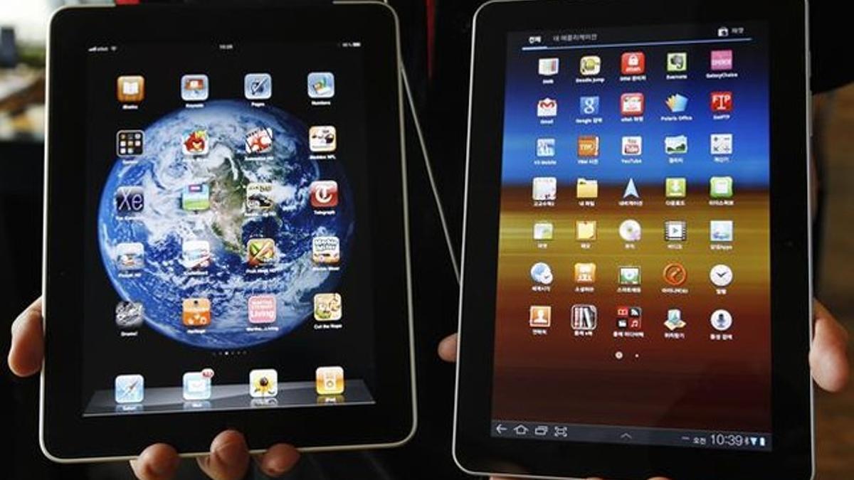 El iPad de Apple, a la derecha, y el Galaxy de Samsung, a la izquierda.