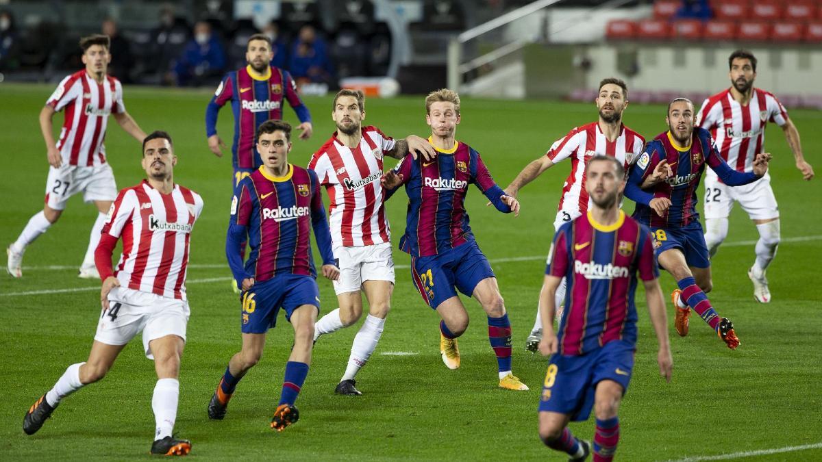 Jugadores del Barça y el Athletic, durante un partido en el Camp Nou