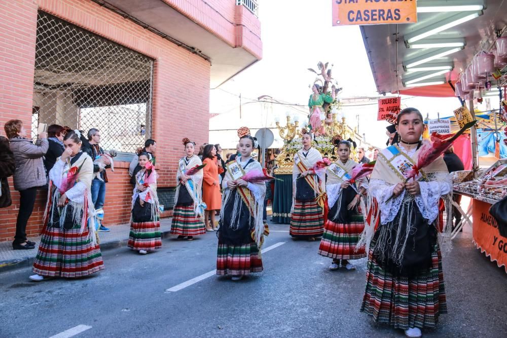 Miles de fieles han acompañado la imagen de Santa Águeda hasta su ermita en un camino jalonado por puestos de dulces