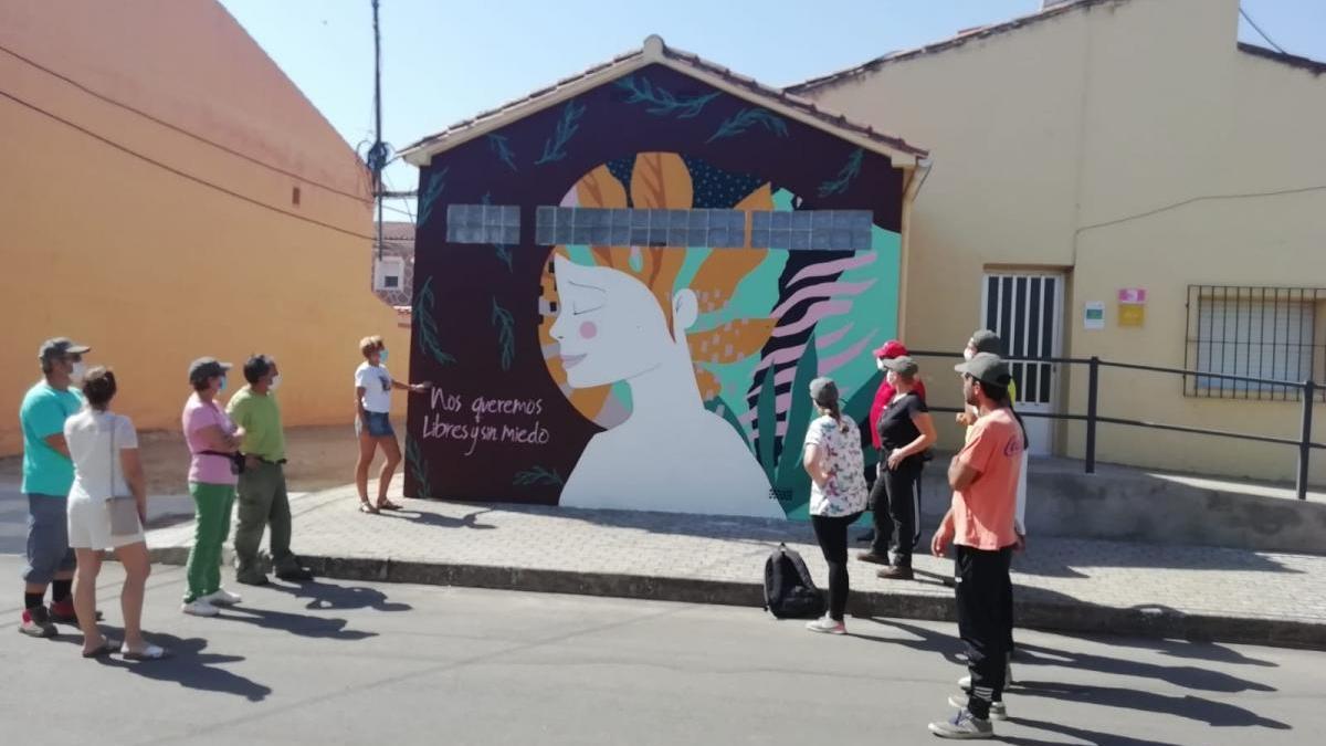 Un mural de Alagón del Río anima a la mujer a &quot;vivir libre y sin miedo&quot;
