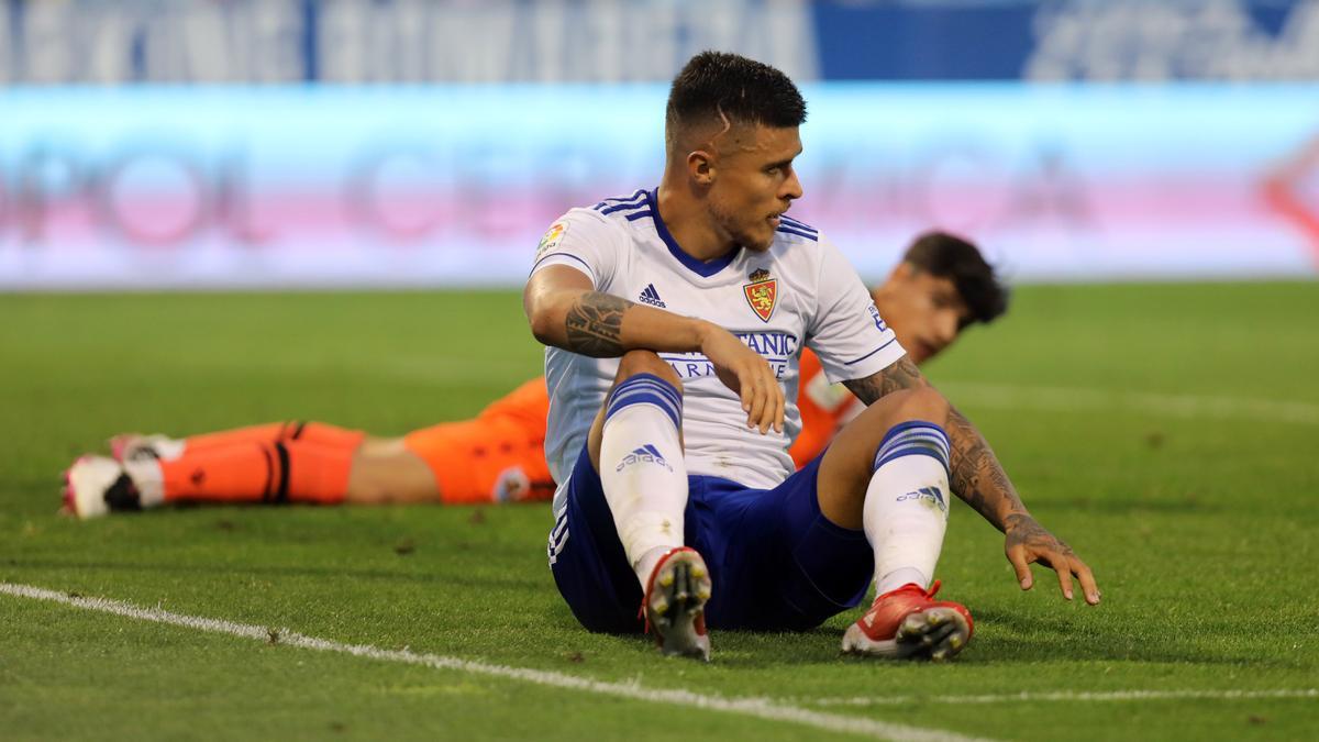 Narvaéz, tras una jugada en el partido del Zaragoza ante la Real Sociedad B.