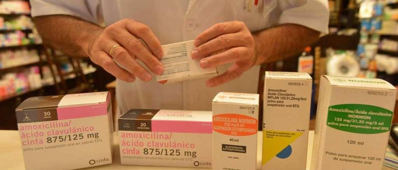 Un farmacéutico de Pontevedra muestra algunos de los antibióticos a la venta. // Gustavo Santos