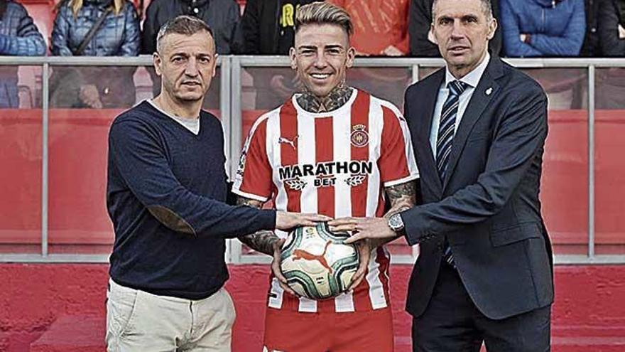 Brandon posa con Quique CÃ¡rcel y el presidente DelfÃ­ Geli.