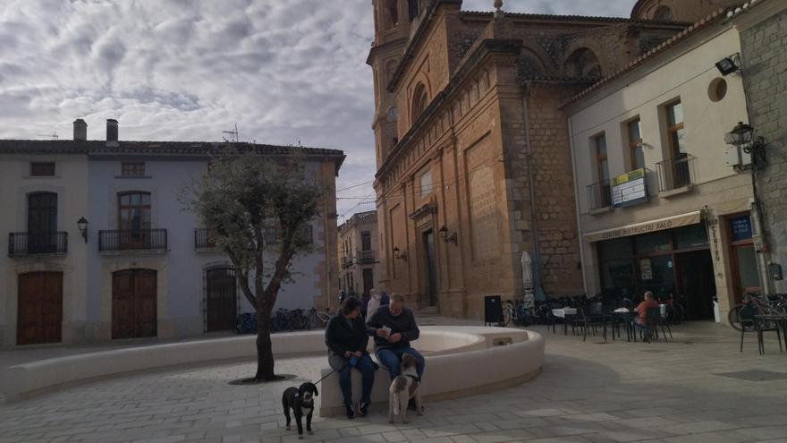 Una &quot;nueva&quot; plaza con mucha vida y casas y negocios históricos: así es Xaló