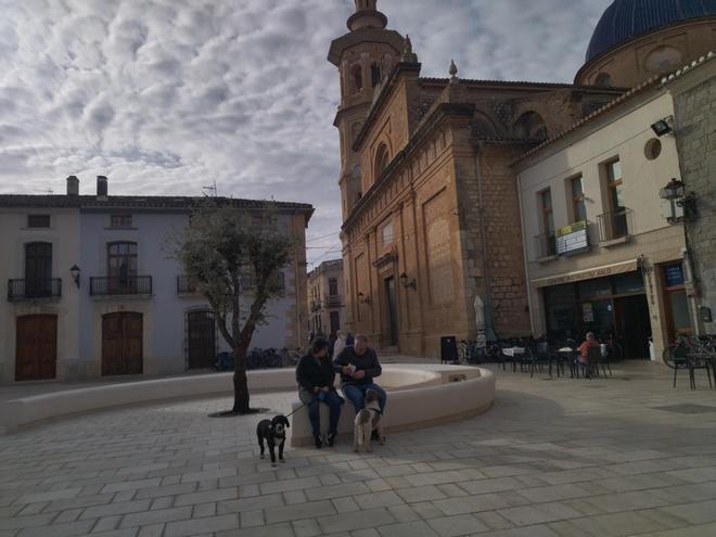 Una "nueva" plaza con mucha vida y casas y negocios históricos: así es Xaló