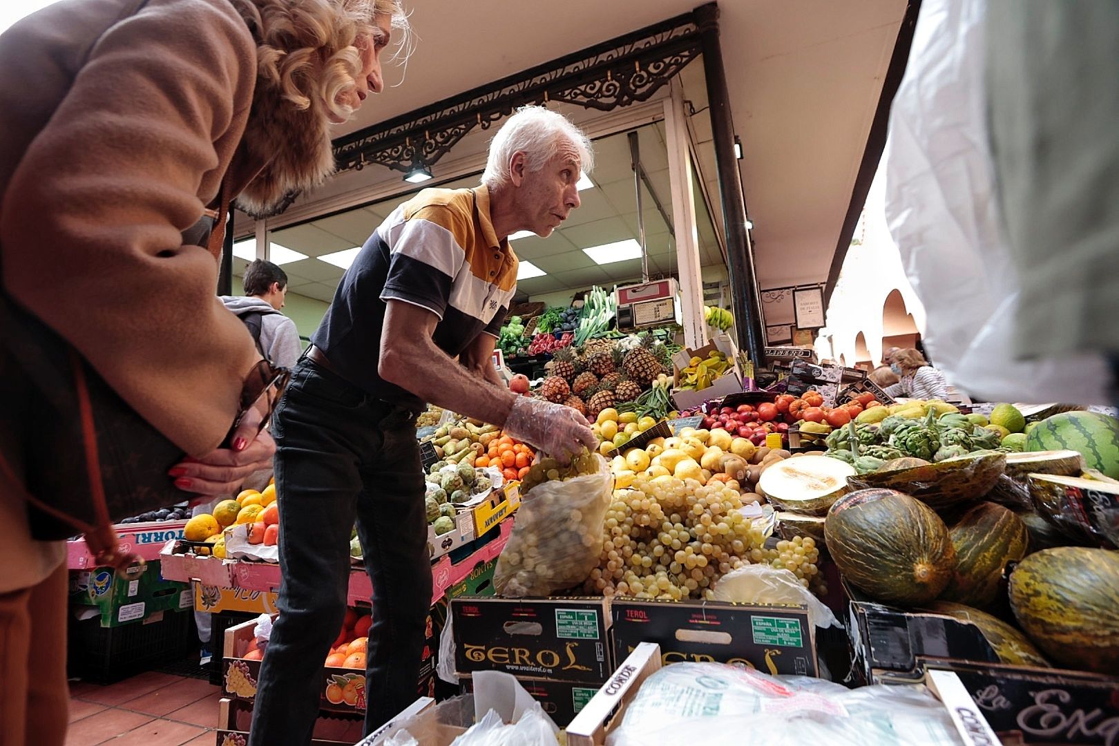 Compra de uvas en el mercado de Santa Cruz de Tenerife