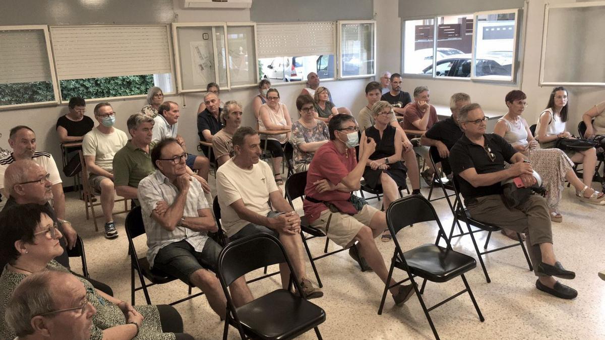 Veïns del barri en la reunió celebrada per decidir si emprenen protestes.  | ASSOCIACIÓ OLIVAR GRAN