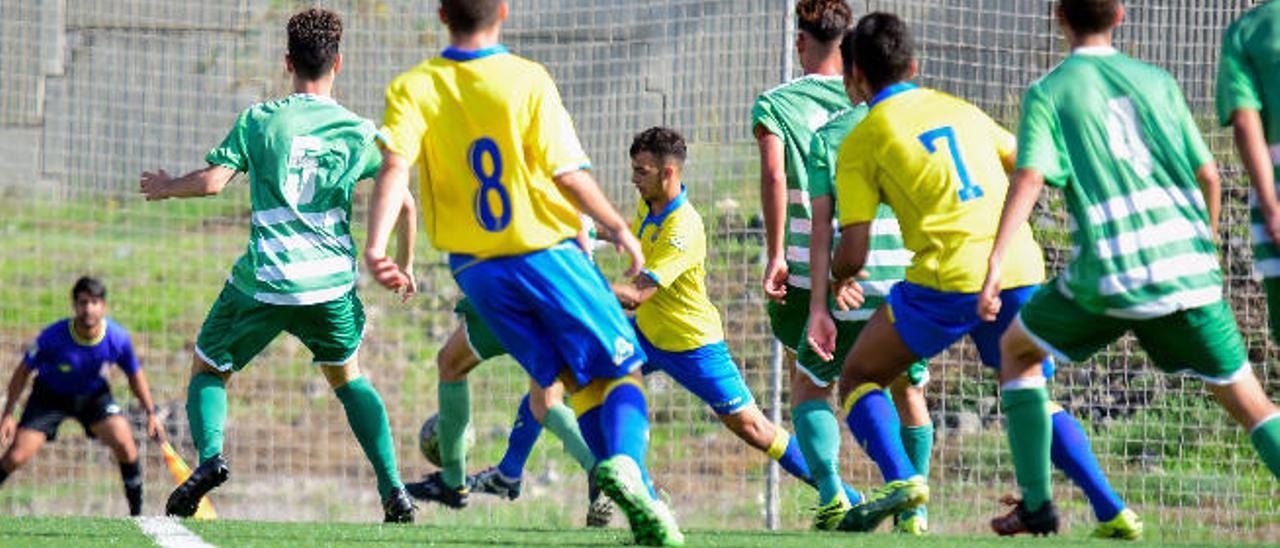 El goleador Jeremi en el momento de marcar uno de sus dos goles al Sobradillo en el encuentro jugado ayer.