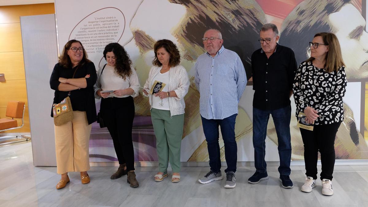 Representantes de Amics de la Costera y de Afsa, regidoras y dirección del centro en la inauguración de la muestra.