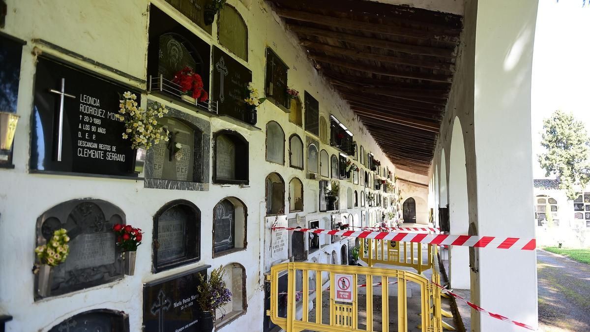Acceso a galerías del cementerio de Plasencia, precintado por deficiencias.