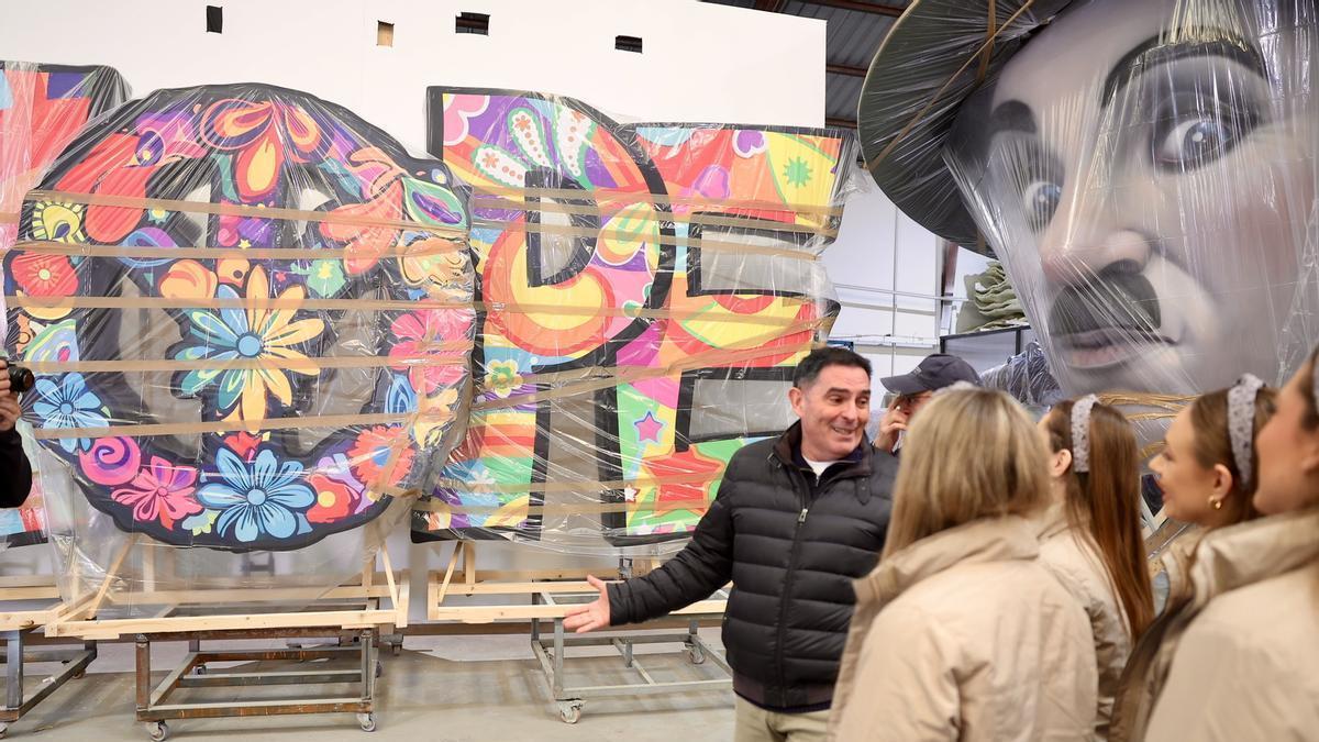 Visita de la fallera mayor y la corte a la falla municipal