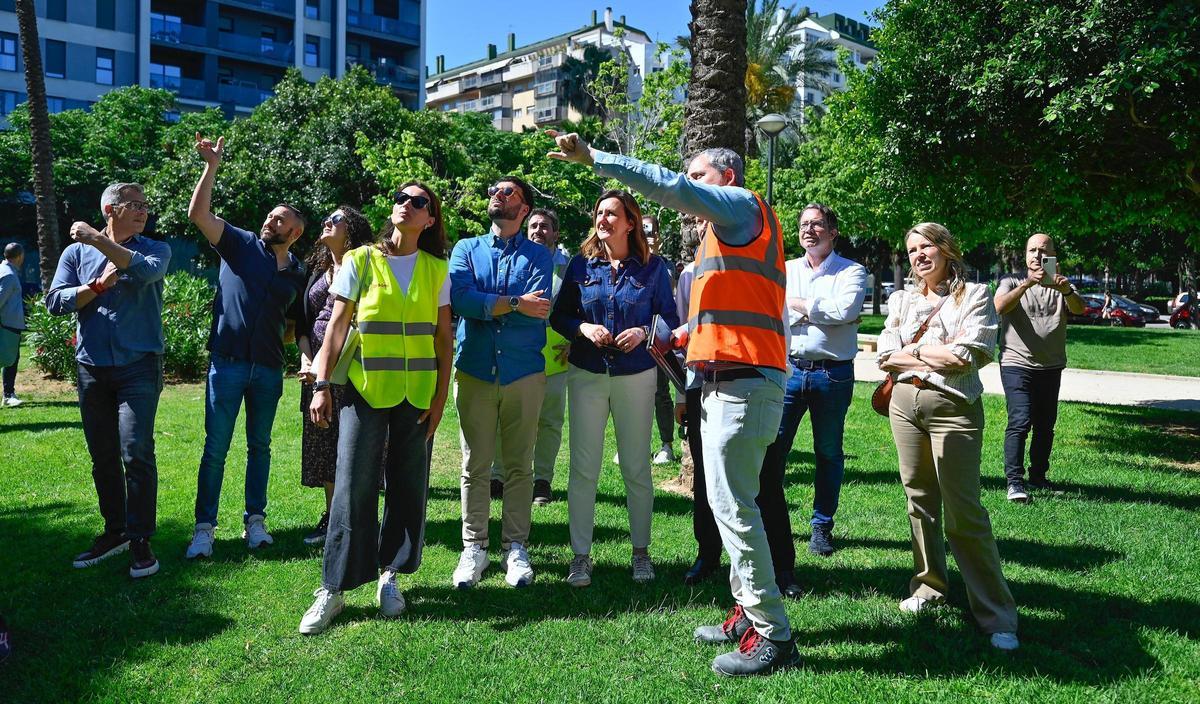 Catalá visita las obras del edificio incendiado en Campanar