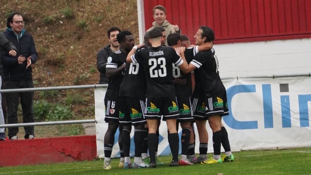 Los jugadores del Barbastro celebran uno de los goles ante el Porreres.
