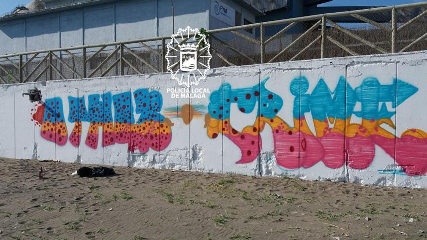 Uno de los grafitis pintados en el muro de la playa de la Araña.