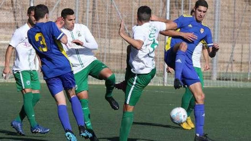 Borja Rodríguez, de espaldas, e Isma Fagir, en una acción del partido.