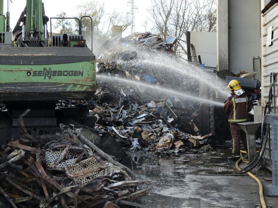 Incendi en una planta de reciclatge a Vilamalla