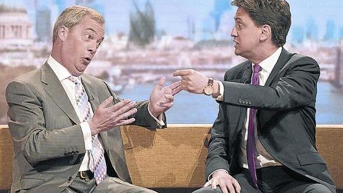 Nigel Farage, líder del euroescéptico UKIP (izquierda), debate con el laborista Ed Miliband en un plató televisivo.