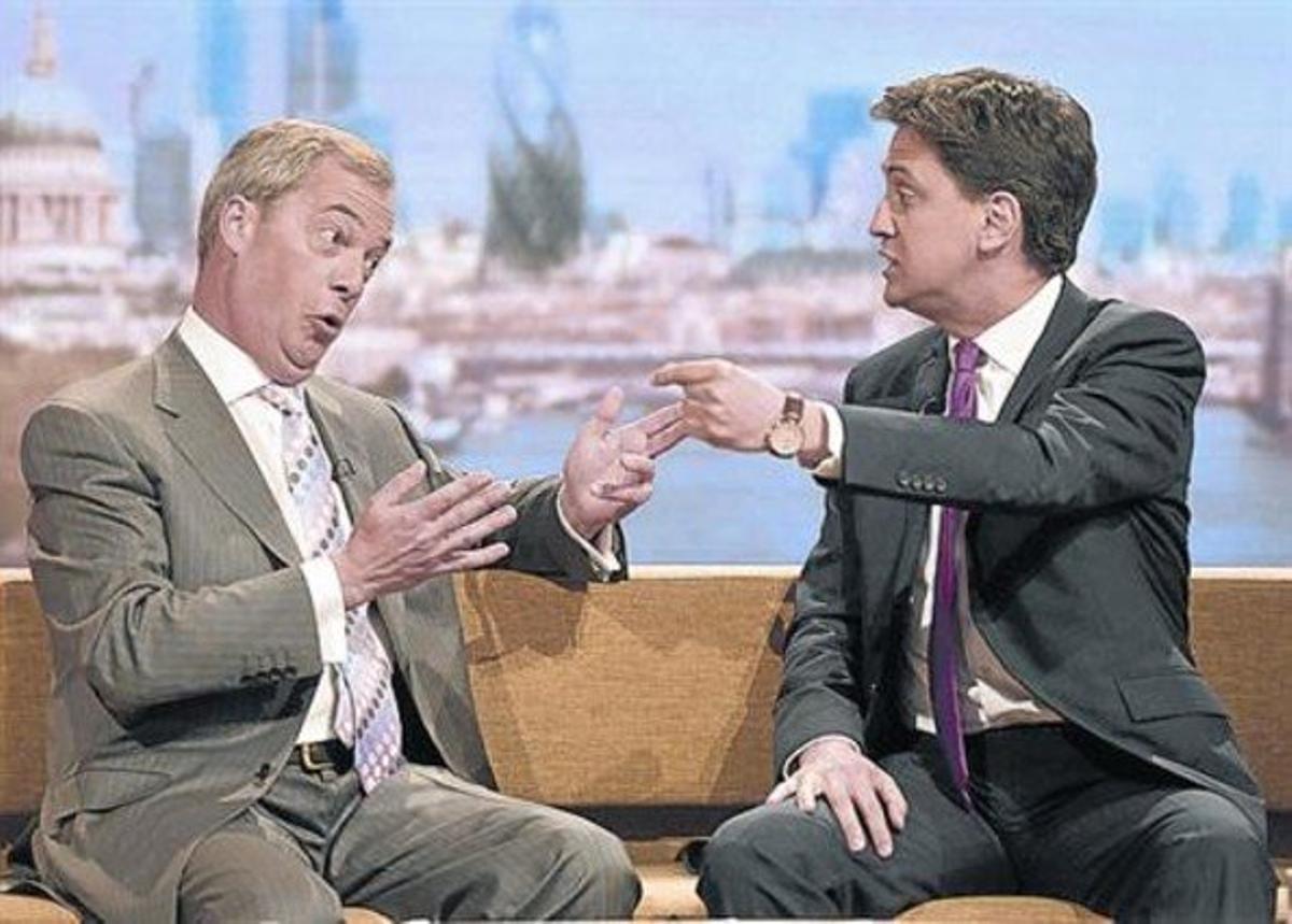 Nigel Farage, líder de l’euroescèptic UKIP (esquerra), debat amb el laborista Ed Miliband en un plató televisiu.