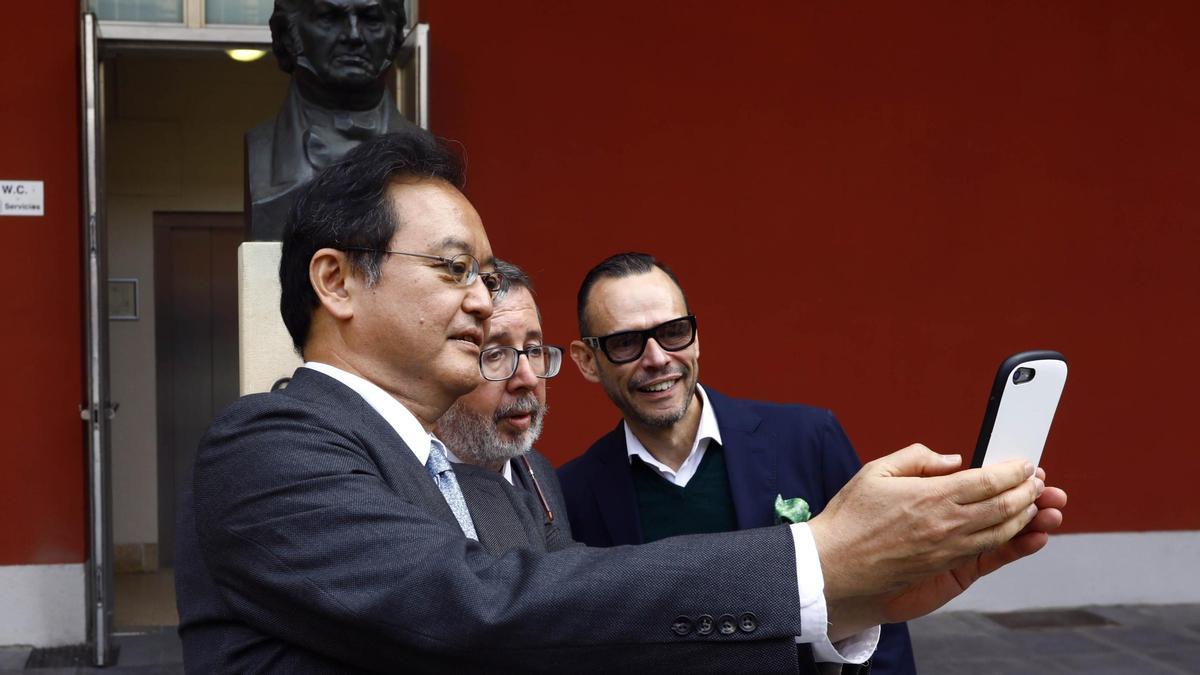 El embajador de Japón con Isidro Aguilera y Pedro Olloqui en el Museo de Zaragoza.