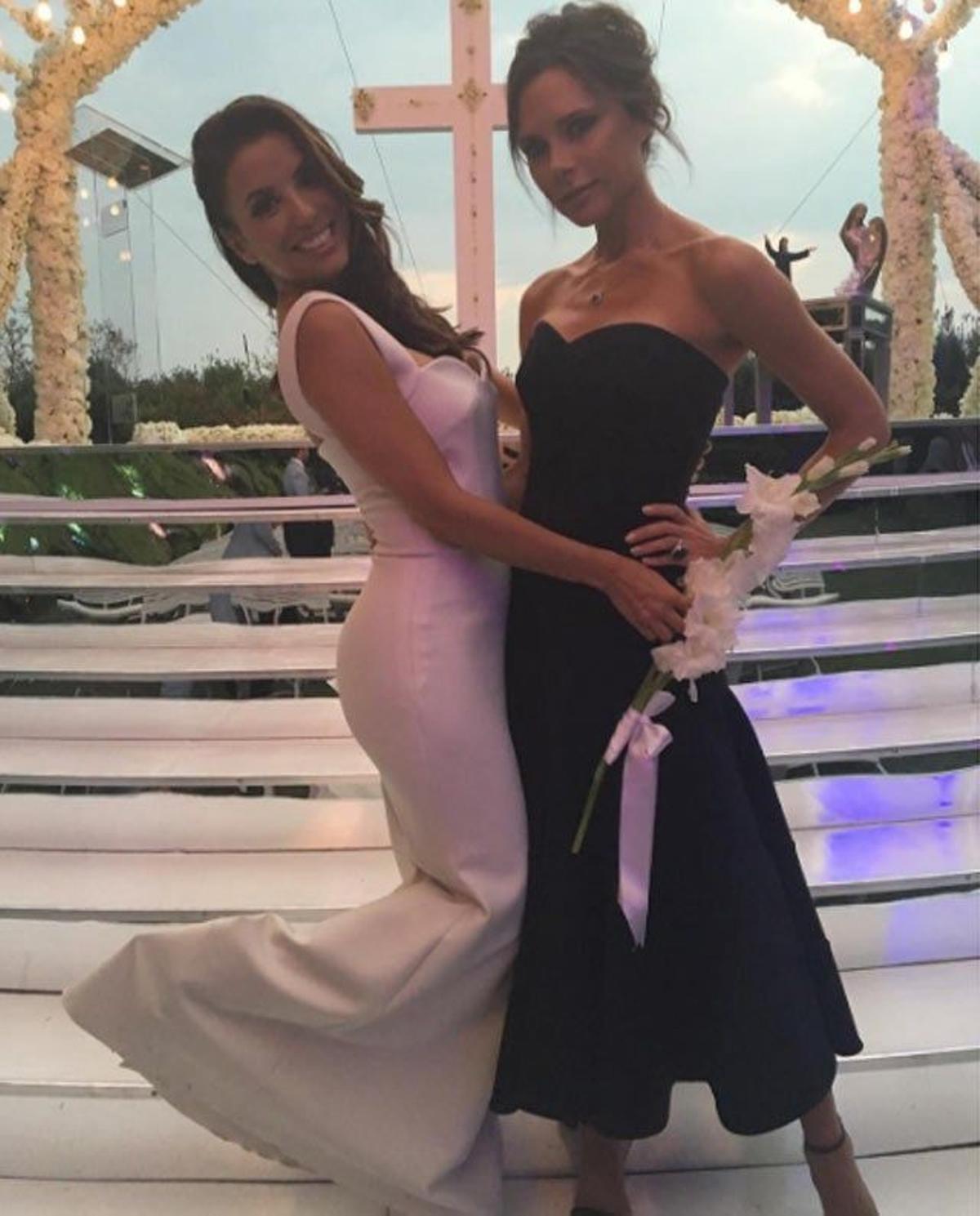 Eva Longoria posa junto a su gran amiga y diseñadora de su vestido, Victoria Beckham