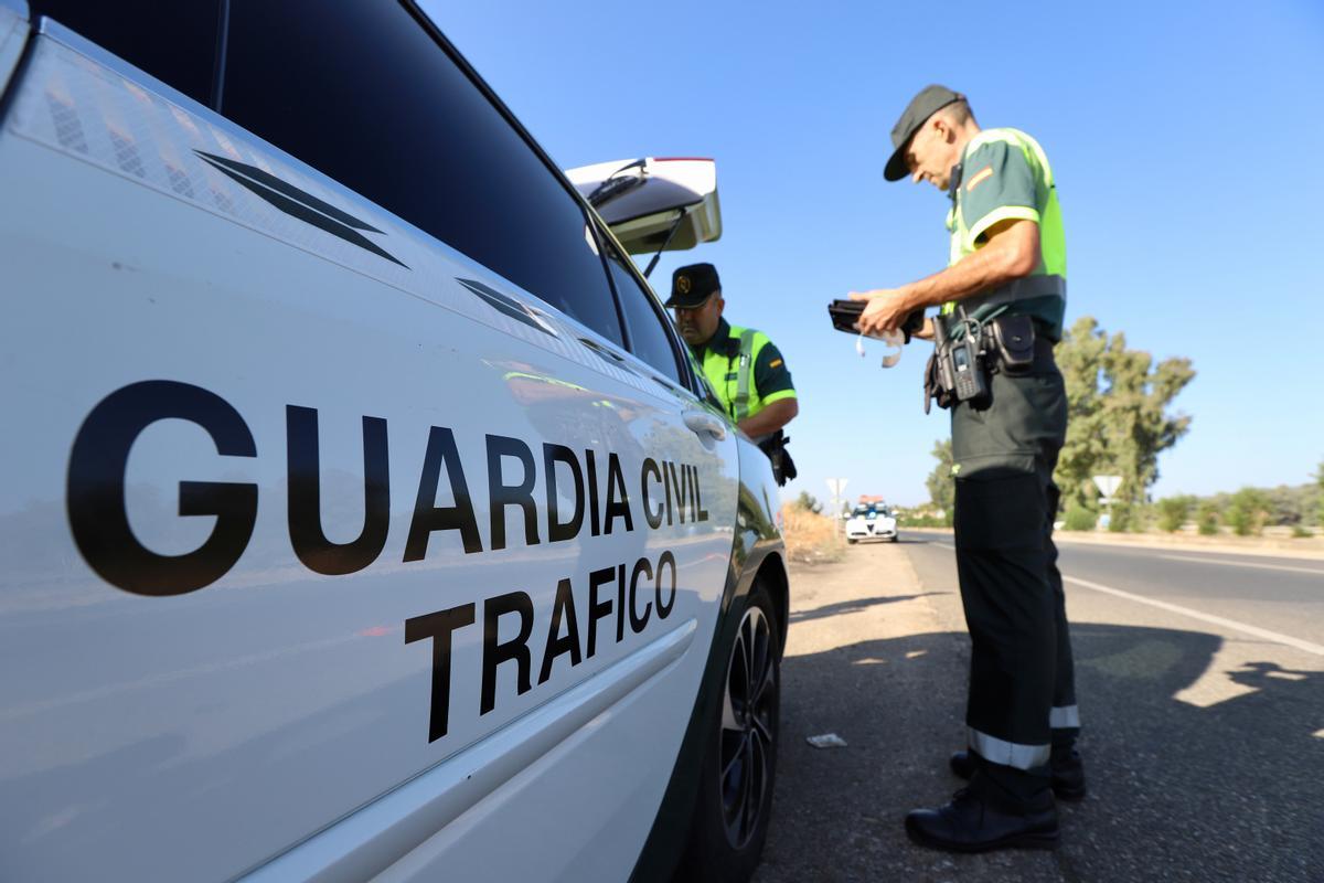 Control guardia civil 30 La subdelegada del Gobierno Acctal. en Córdoba, Herminia López, junto a la jefa provincial de Tráfico, Piedad Sánchez, visita la realización de la Campaña de Control y Vigilancia de distracciones que se celebrará a las 10:30 horas en la glorieta donde se accede al Centro Comercial Los Patios de Azahara (junto a Leroy Merlin). La Campaña se lleva a cabo por la DGT en colaboración con la Asociación ASPAYM. Lugar: Carretera de Palma del Río