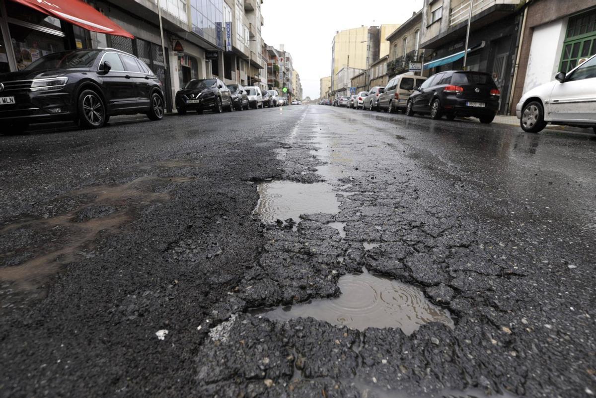 Firme destrozado en la N-525 a su paso por el centro de A Bandeira.