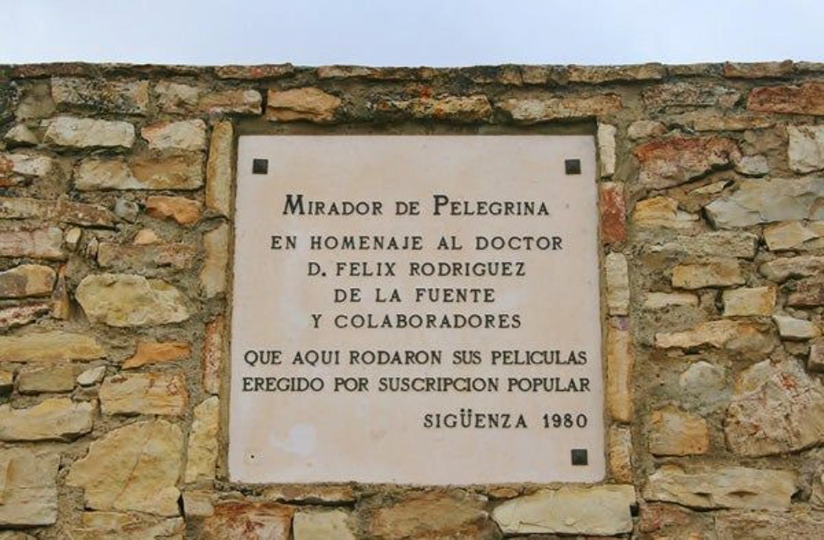 Placa de homenaje a Félix Rodríguez de la Fuente.