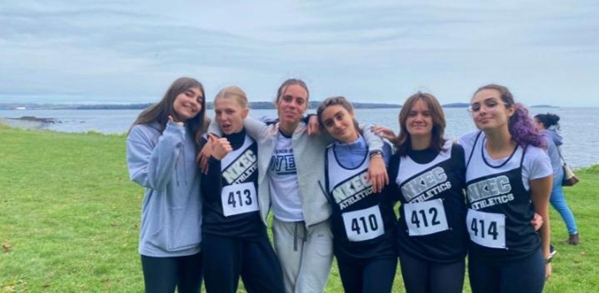 Naroa Ferrero Ballesteros (izquierda), con un grupo de amigas tras una prueba deportiva.