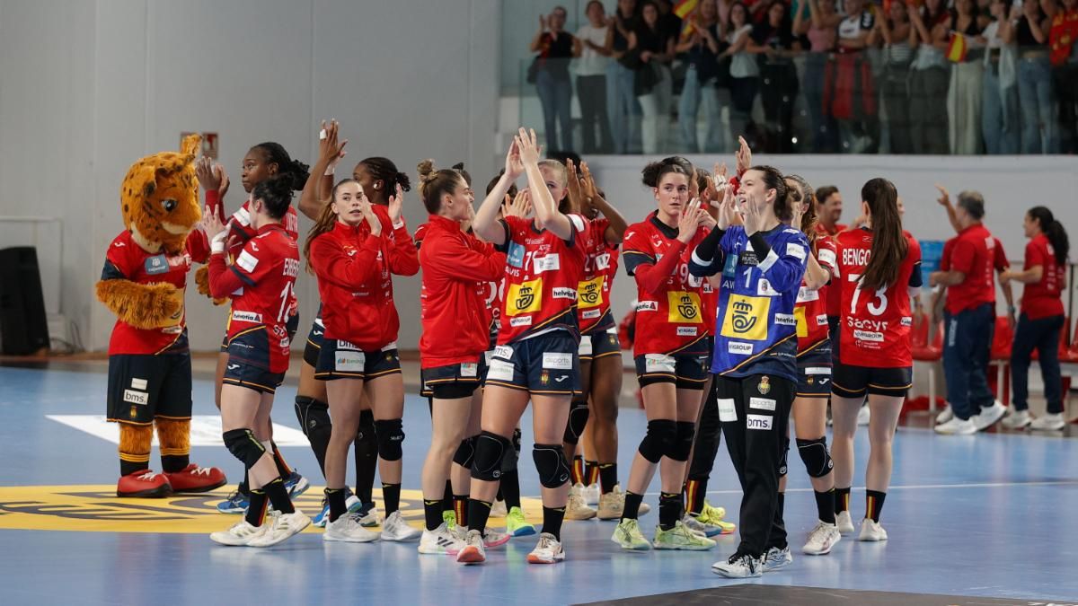 The 'Guerreras' greet the public after their very clear victory