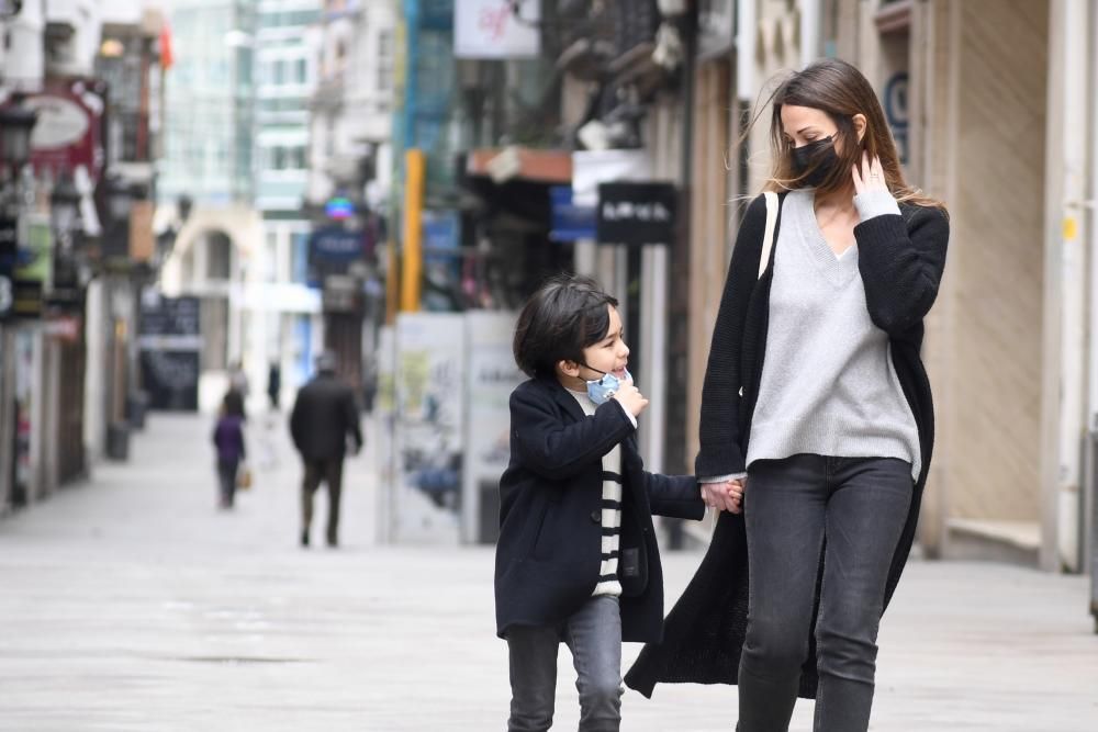 Primera salida de los niños a la calle en Coruña