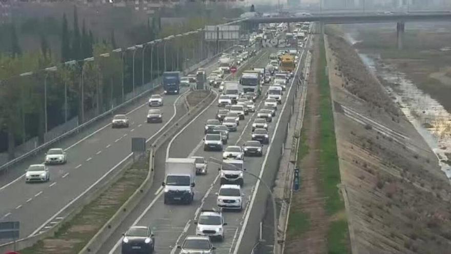 Más de 27 kilómetros de atascos en Valencia: la V-30, la más afectada