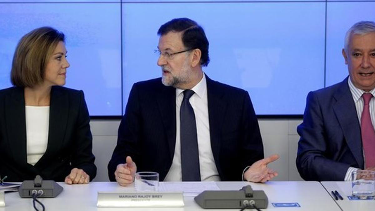 Mariano Rajoy, flanqueado por María Dolores de Cospedal y Javier Arenas, en la reunión del comité ejecutivo nacional del PP.