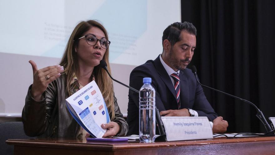 Hemily Izaguirre y Carlos Cabrera, ayer, en el Colegio de Médicos, durante la presentación. | | ÁNGEL MEDINA (EFE)