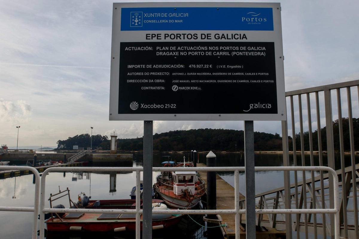 El cartel de Portos de Galicia que anunciaba el dragado en la dársena de Carril.